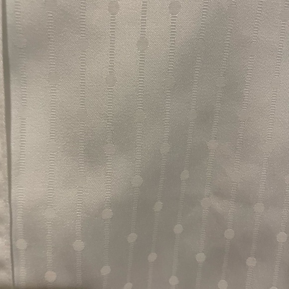 Women’s white  wrinkle free shaped fit button down. Size 18 - Picture 3 of 4